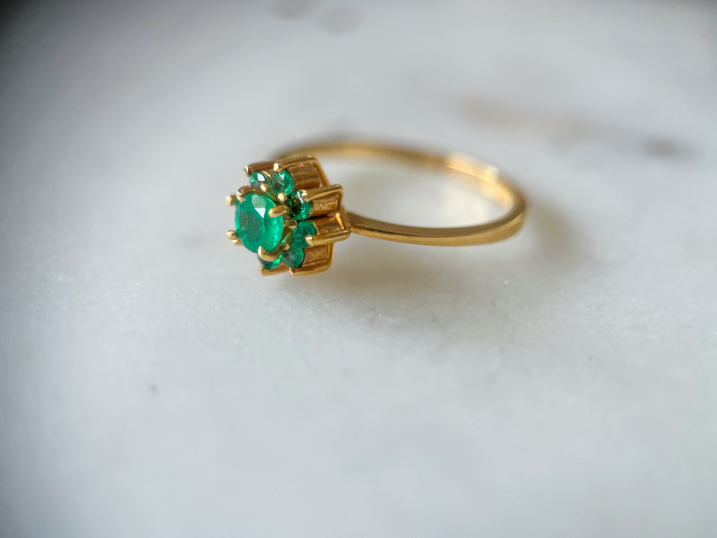 Vintage Natural Emerald Flower 18k Yellow Gold Ring