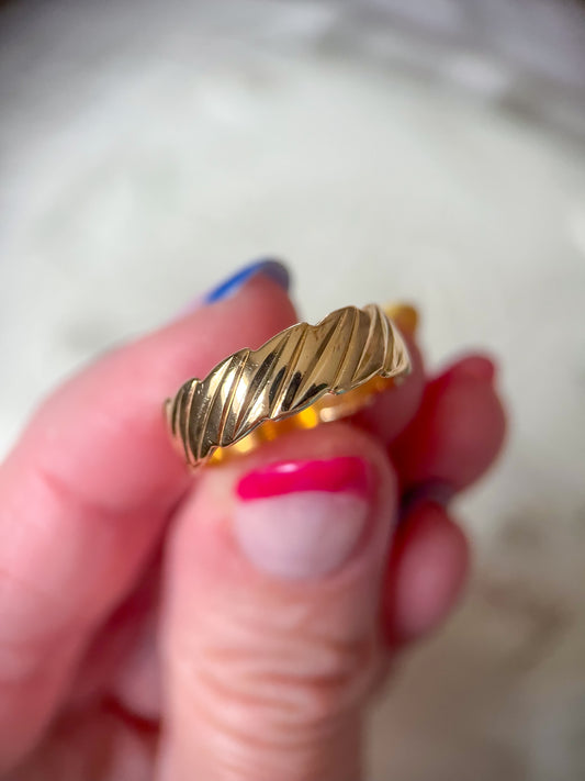 Vintage 14k Wavy Yellow Gold Band Ring
