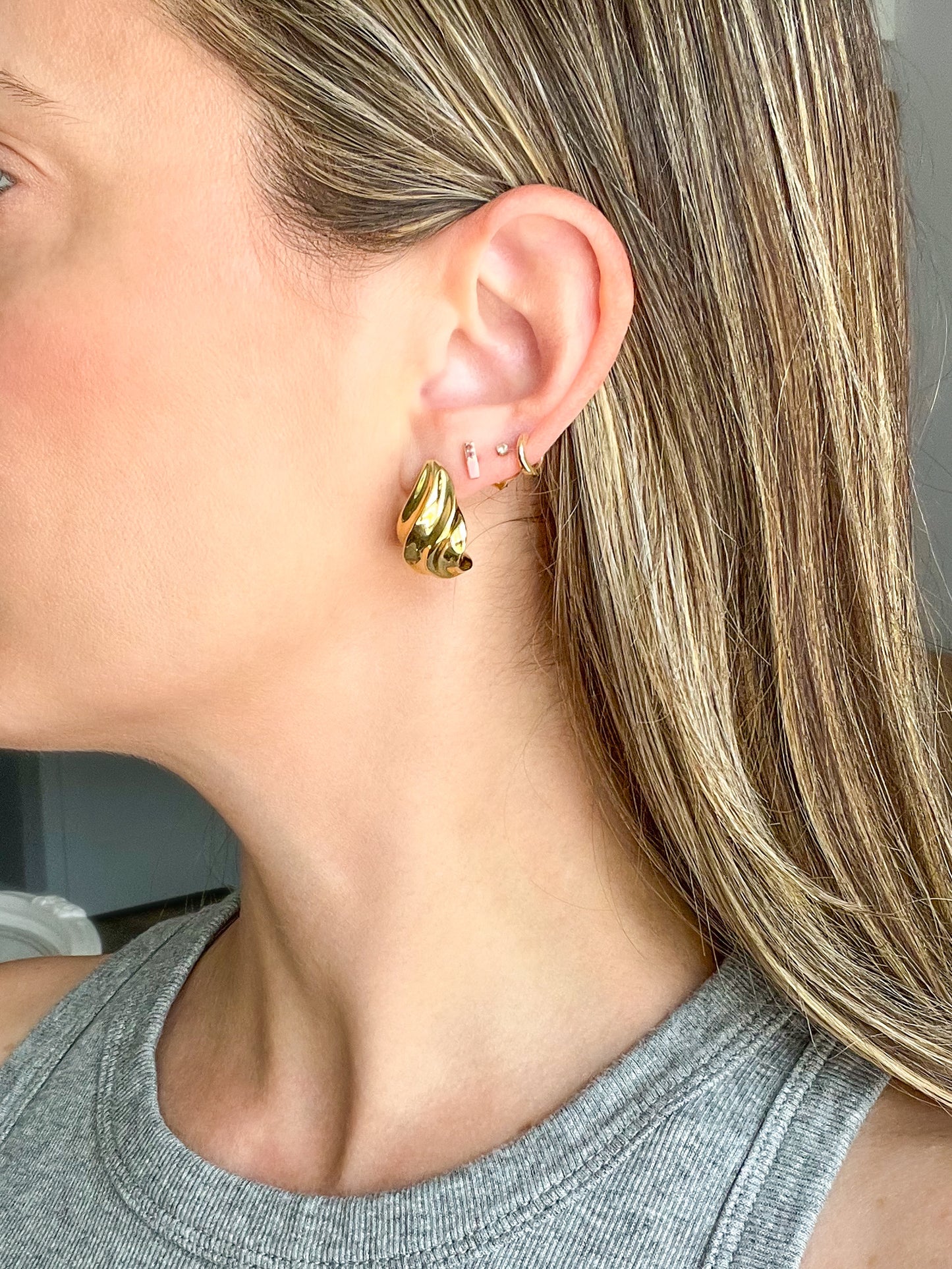 Vintage Puffy Ribbed Tear Drop 14k Yellow Gold Stud Earrings