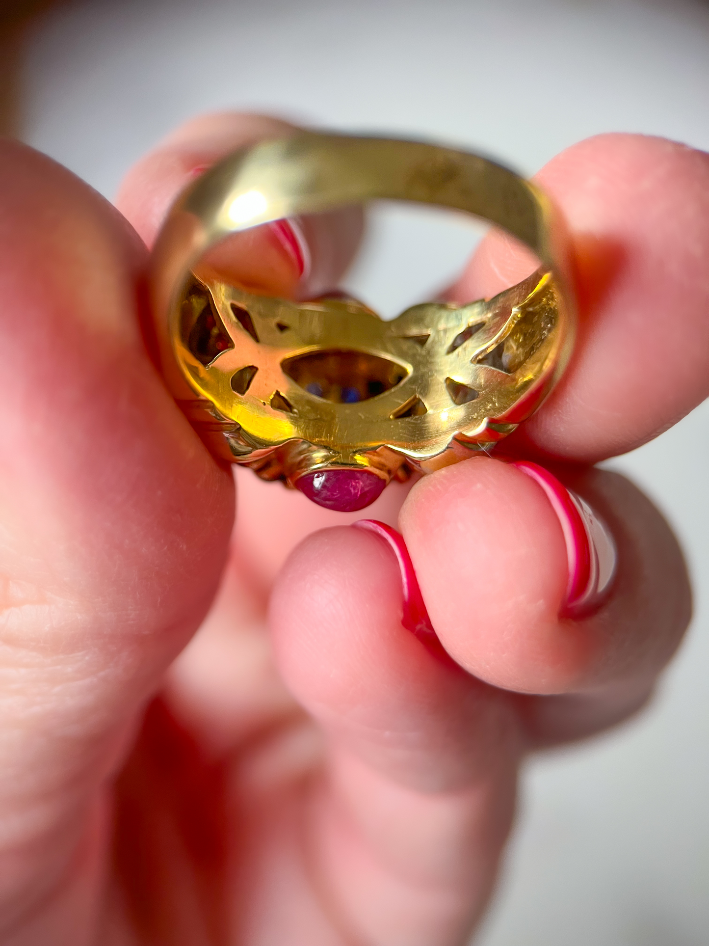Vintage Cabochon Sapphire Dome 18k Yellow Gold Ring, circa 1990s