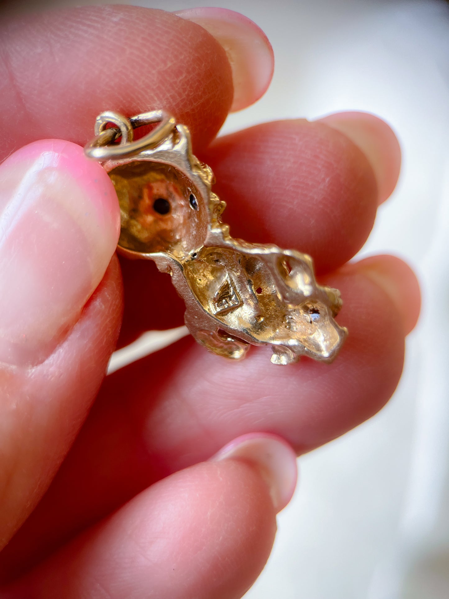 Vintage Cat with Synthetic Sapphire Eyes in 14k Yellow Gold Charm