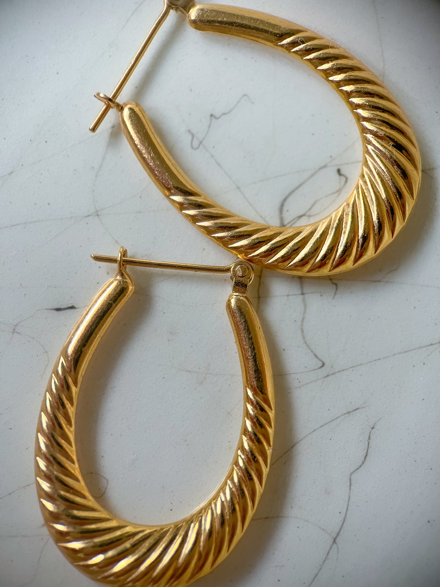 Vintage Oval Elongated Ribbed 14k Yellow Gold Hoop Earrings