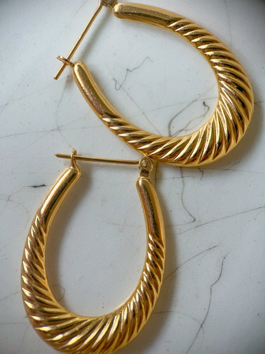 Vintage Oval Elongated Ribbed 14k Yellow Gold Hoop Earrings