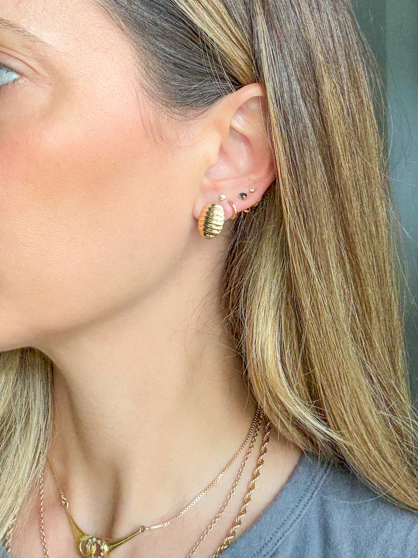 Vintage Oval Ribbed Stud 14k Yellow Gold Earrings