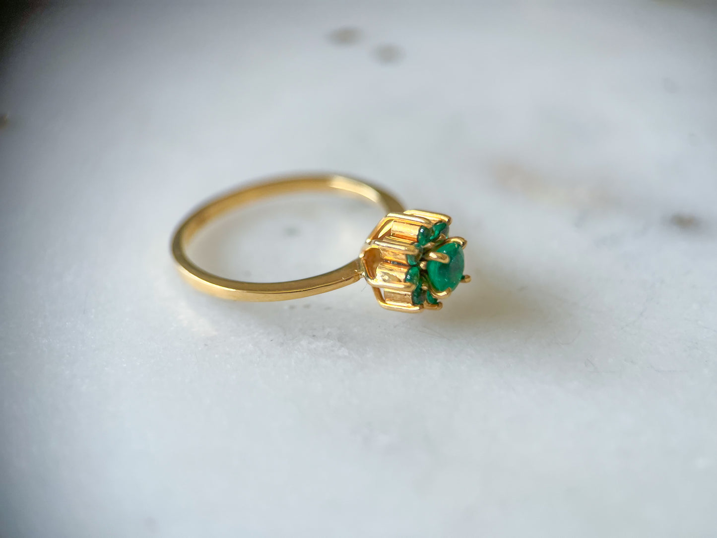 Vintage Natural Emerald Flower 18k Yellow Gold Ring
