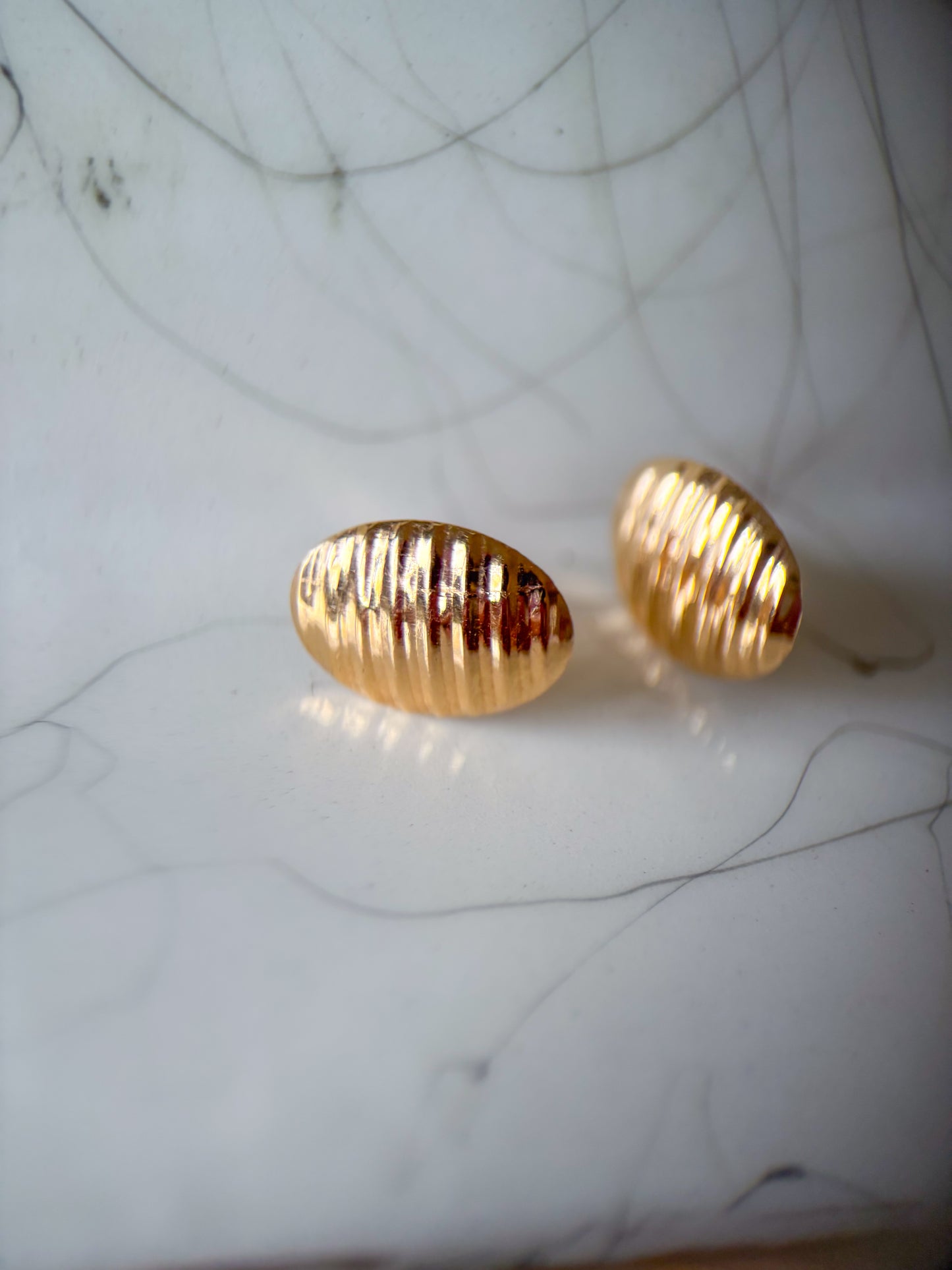 Vintage Oval Ribbed Stud 14k Yellow Gold Earrings