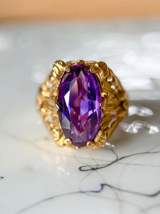 Vintage Oval Shaped Natural Amethyst 18k Yellow Gold Ring