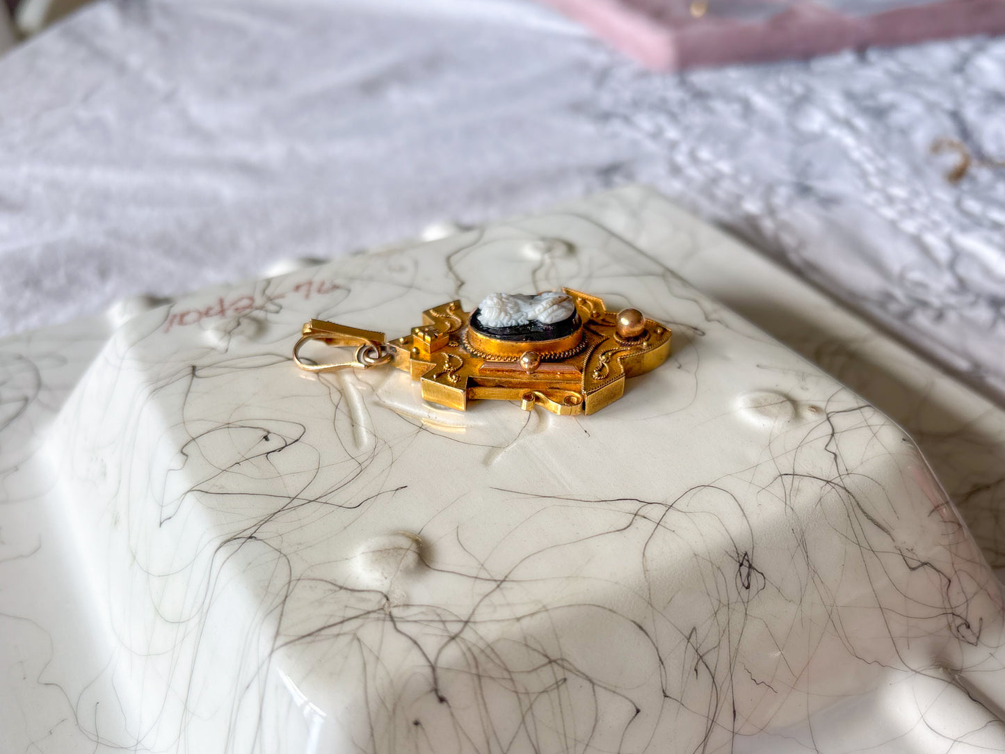 Antique 10k Yellow Gold Cameo Brooch