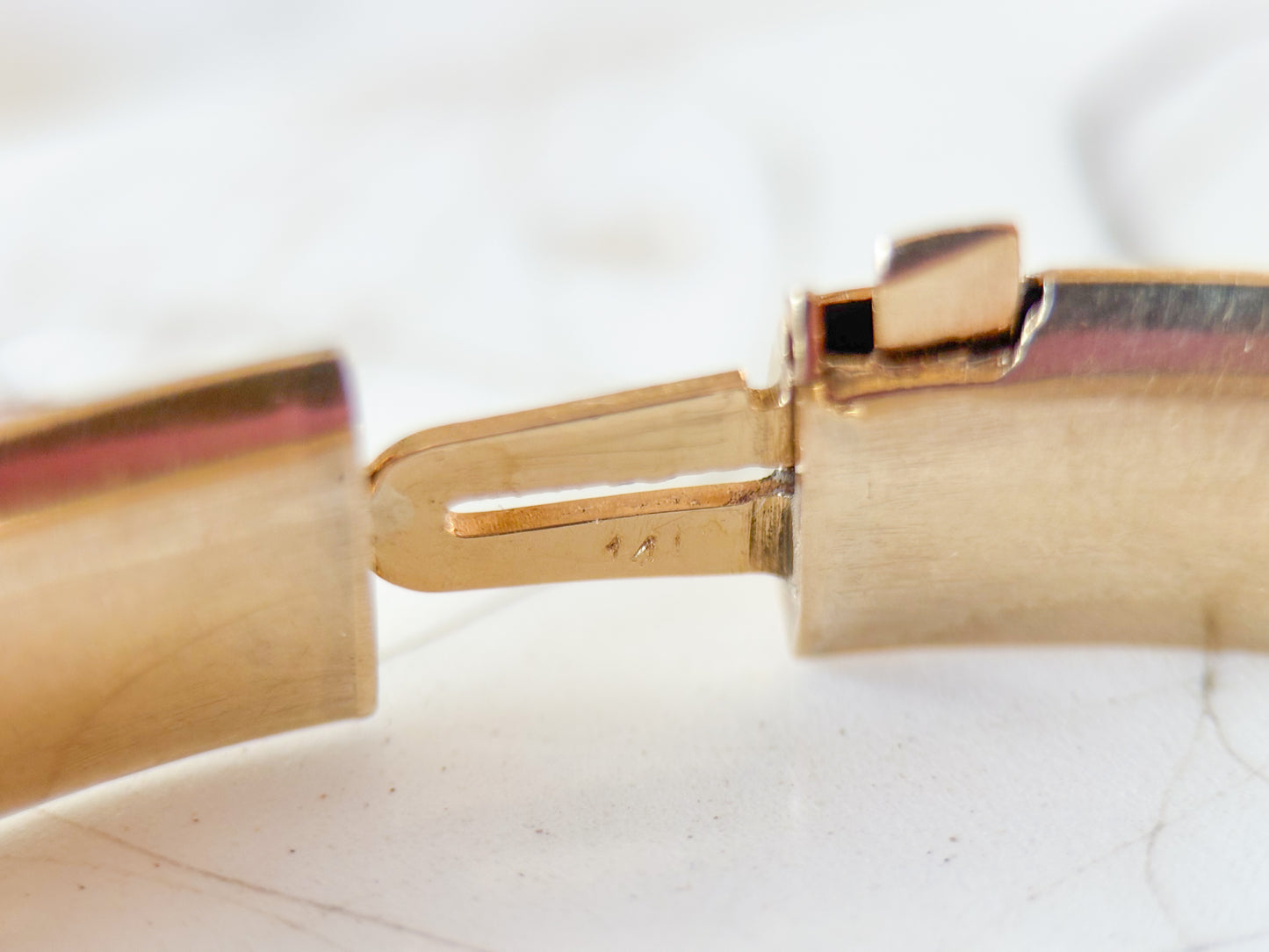 Vintage Chunky 14k Yellow Gold Hinged Bangle