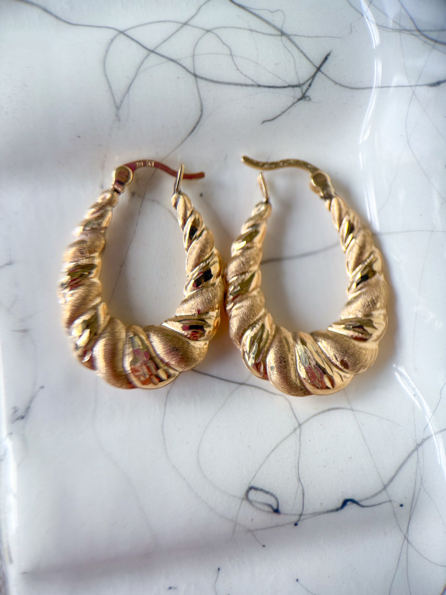 Vintage Scalloped 10k Yellow Gold Oval Hoop Earrings