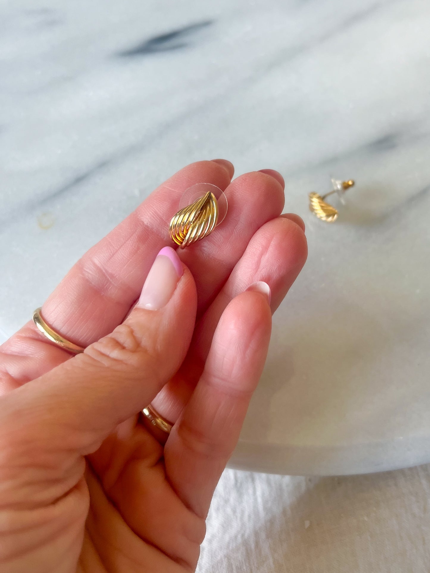 Vintage Shell 14k Yellow Gold Stud Earrings