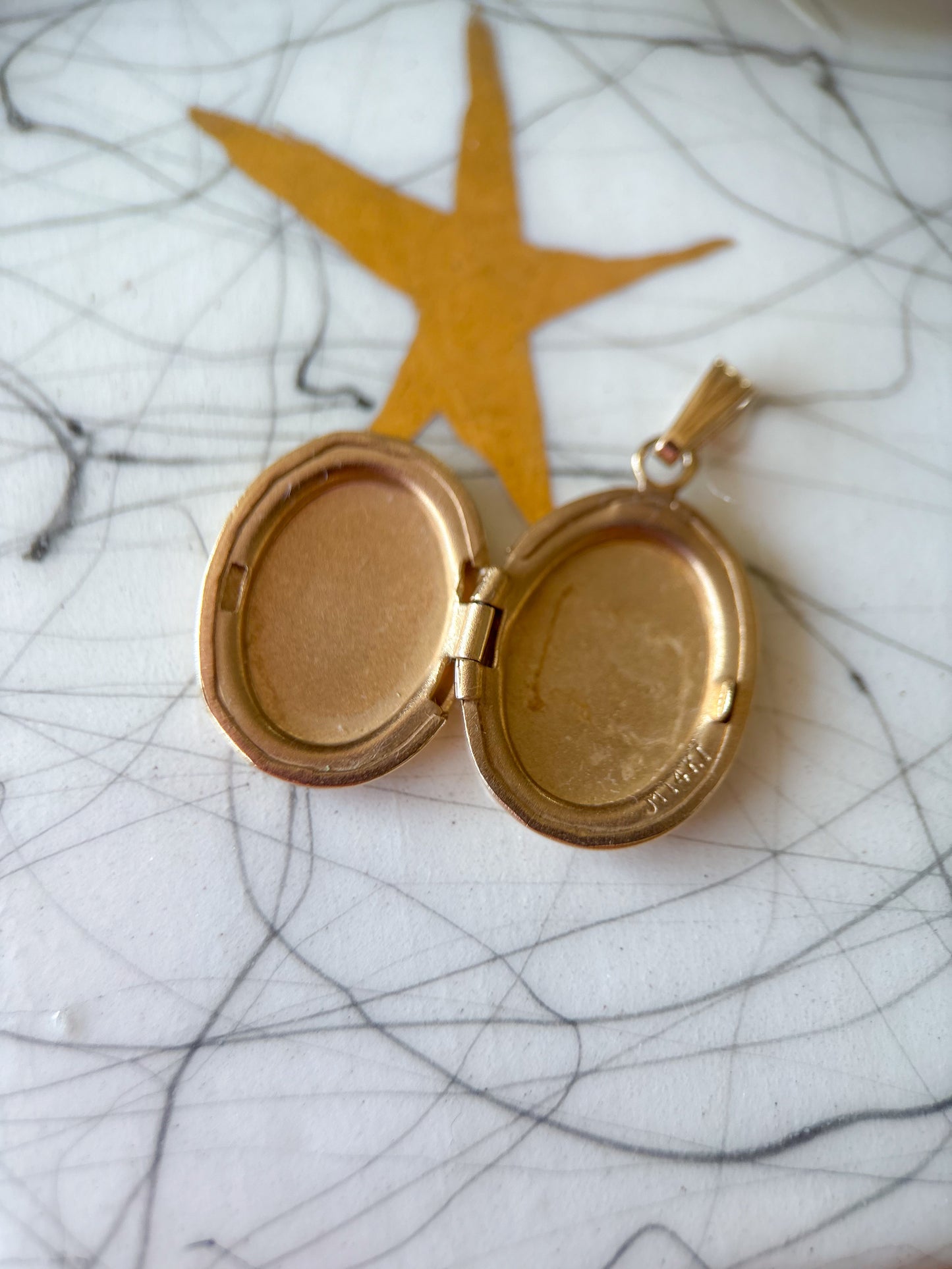 Vintage Oval Locket 14k Yellow Gold Charm