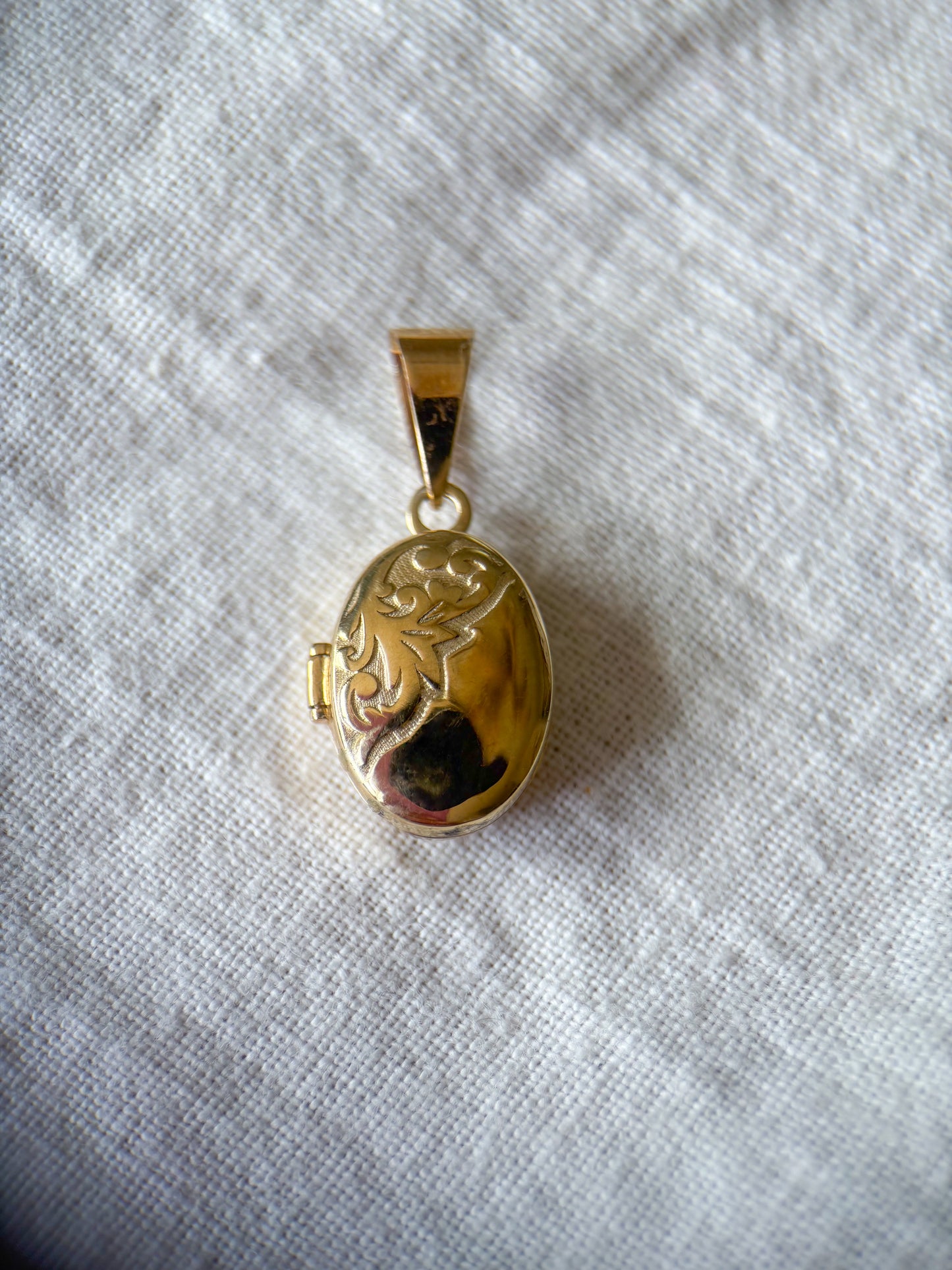 Vintage Oval Locket 10k Yellow Gold Charm