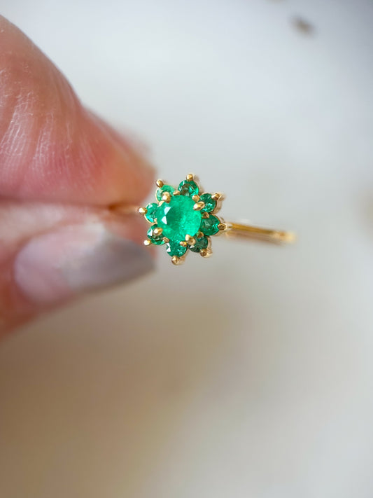 Vintage Natural Emerald Flower 18k Yellow Gold Ring