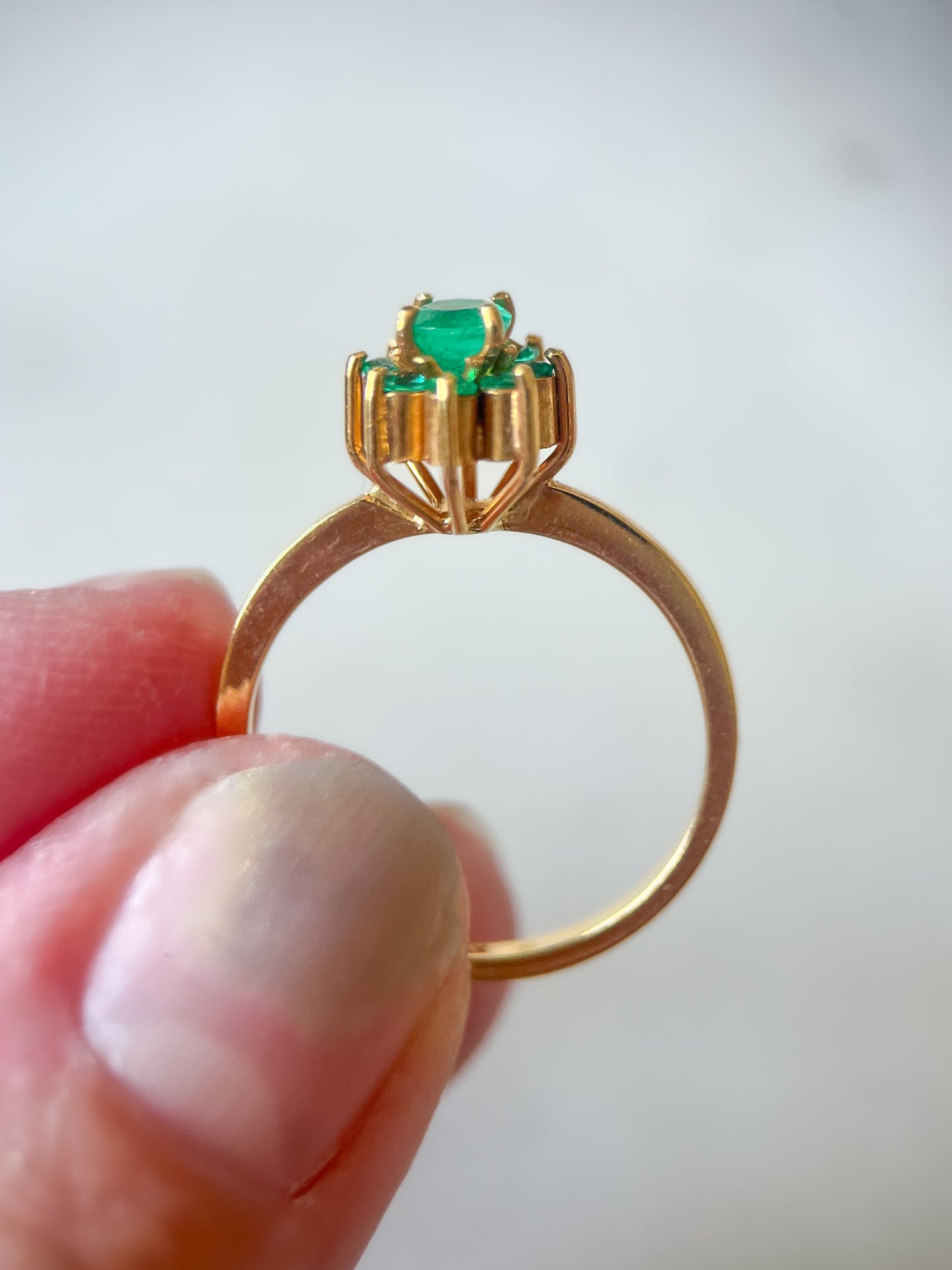Vintage Natural Emerald Flower 18k Yellow Gold Ring