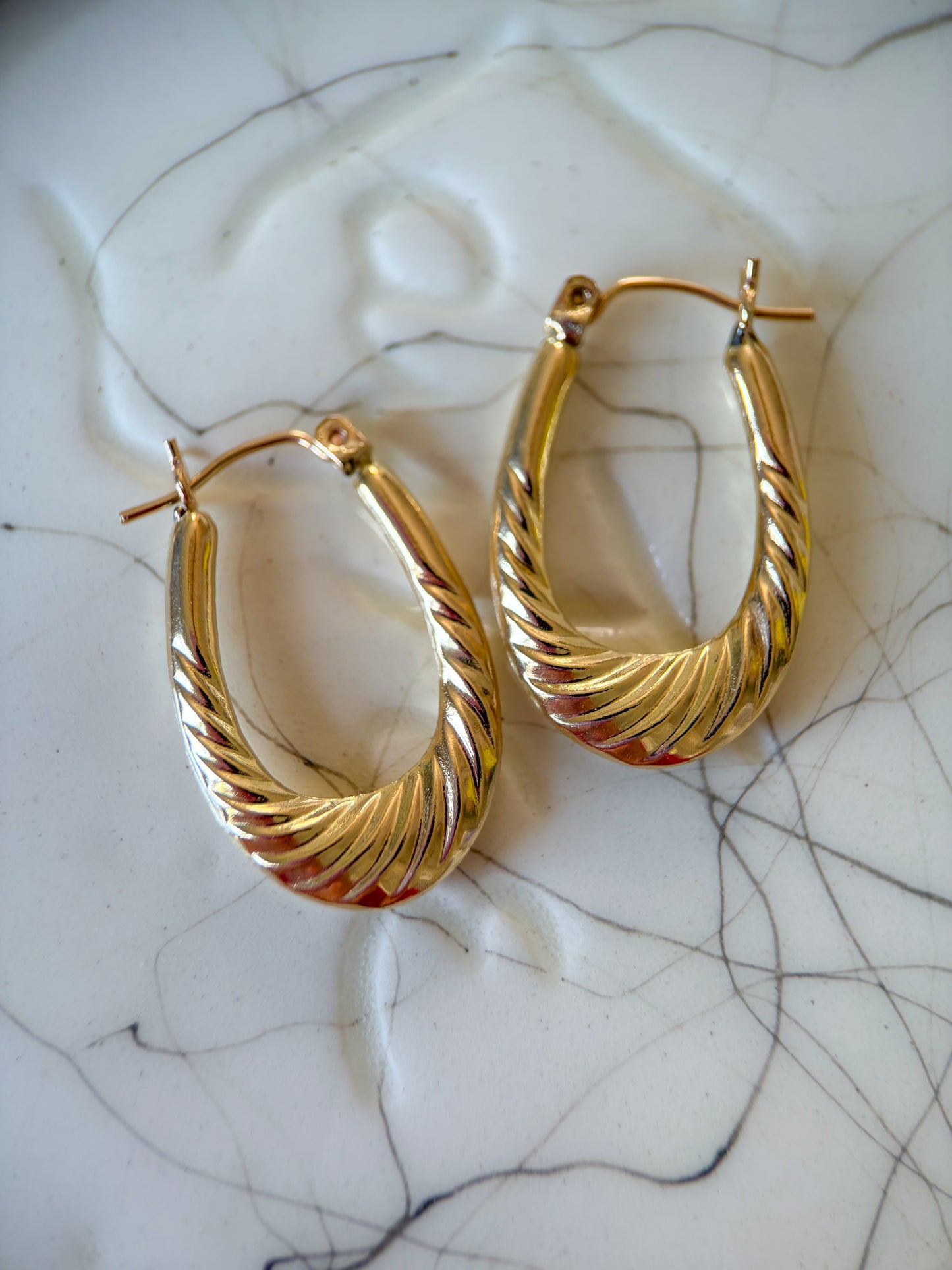 Vintage Twist 10k Yellow Gold Oval Hoop Earrings