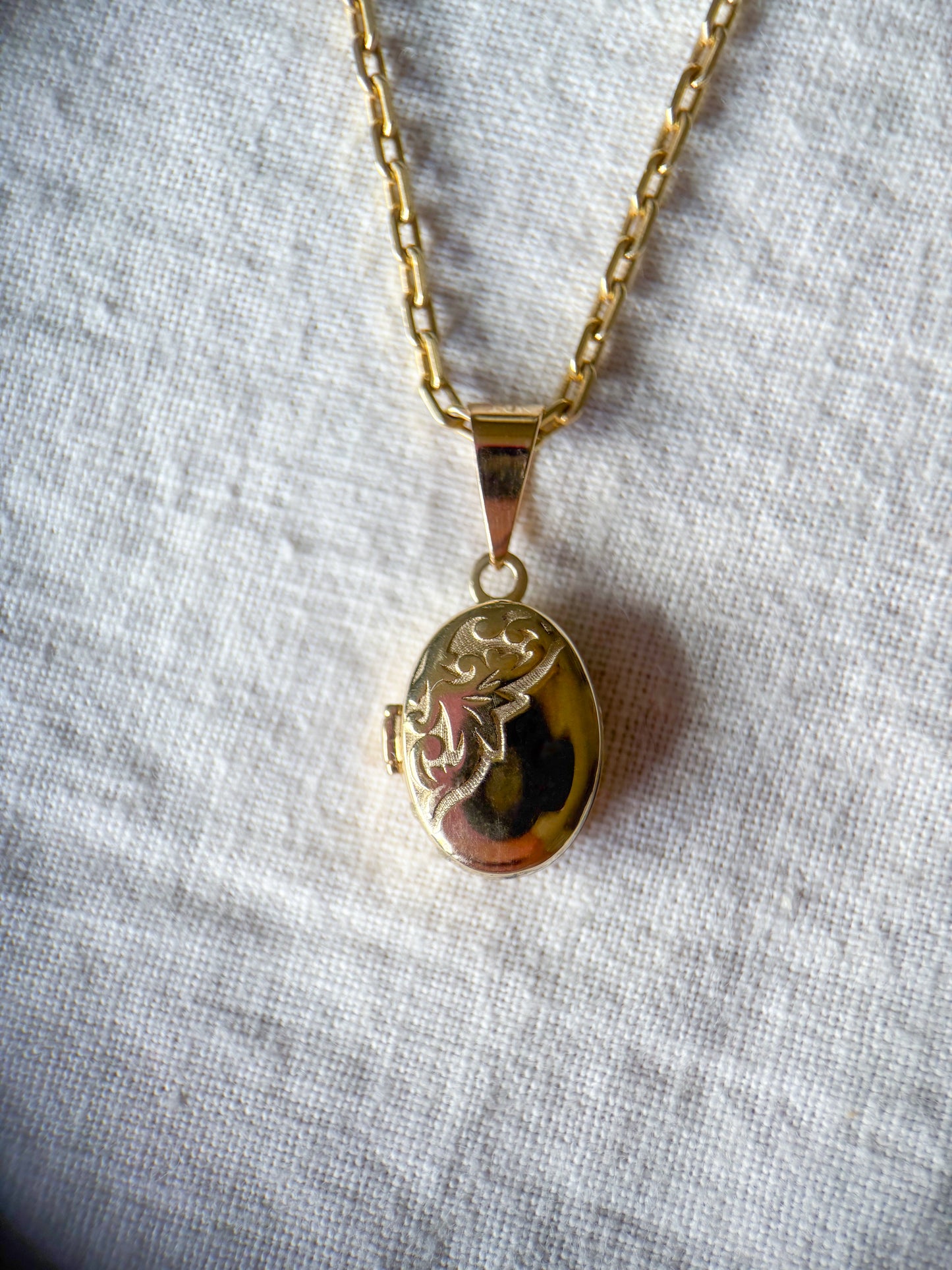 Vintage Oval Locket 10k Yellow Gold Charm