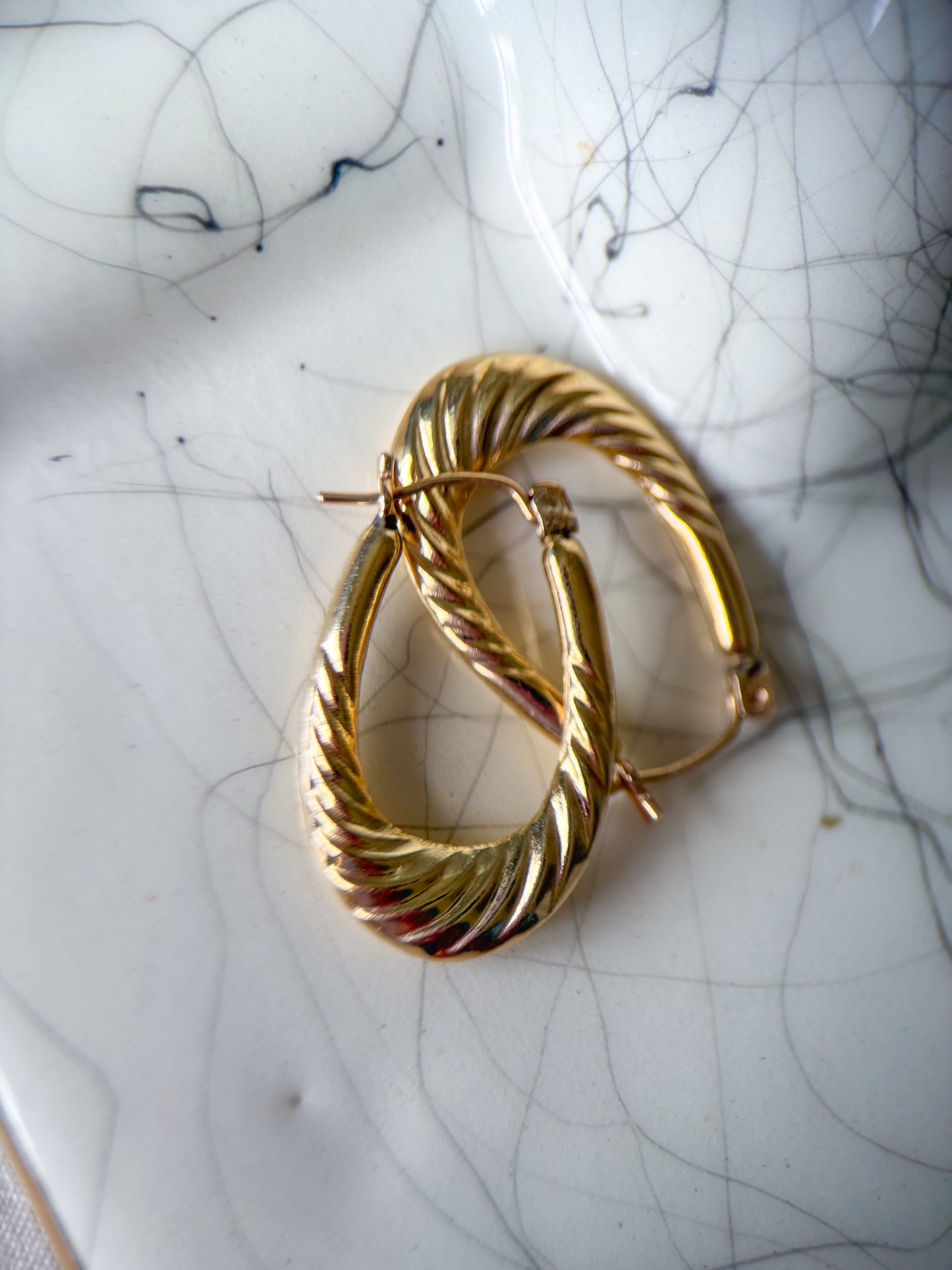 Vintage Twist 10k Yellow Gold Oval Hoop Earrings