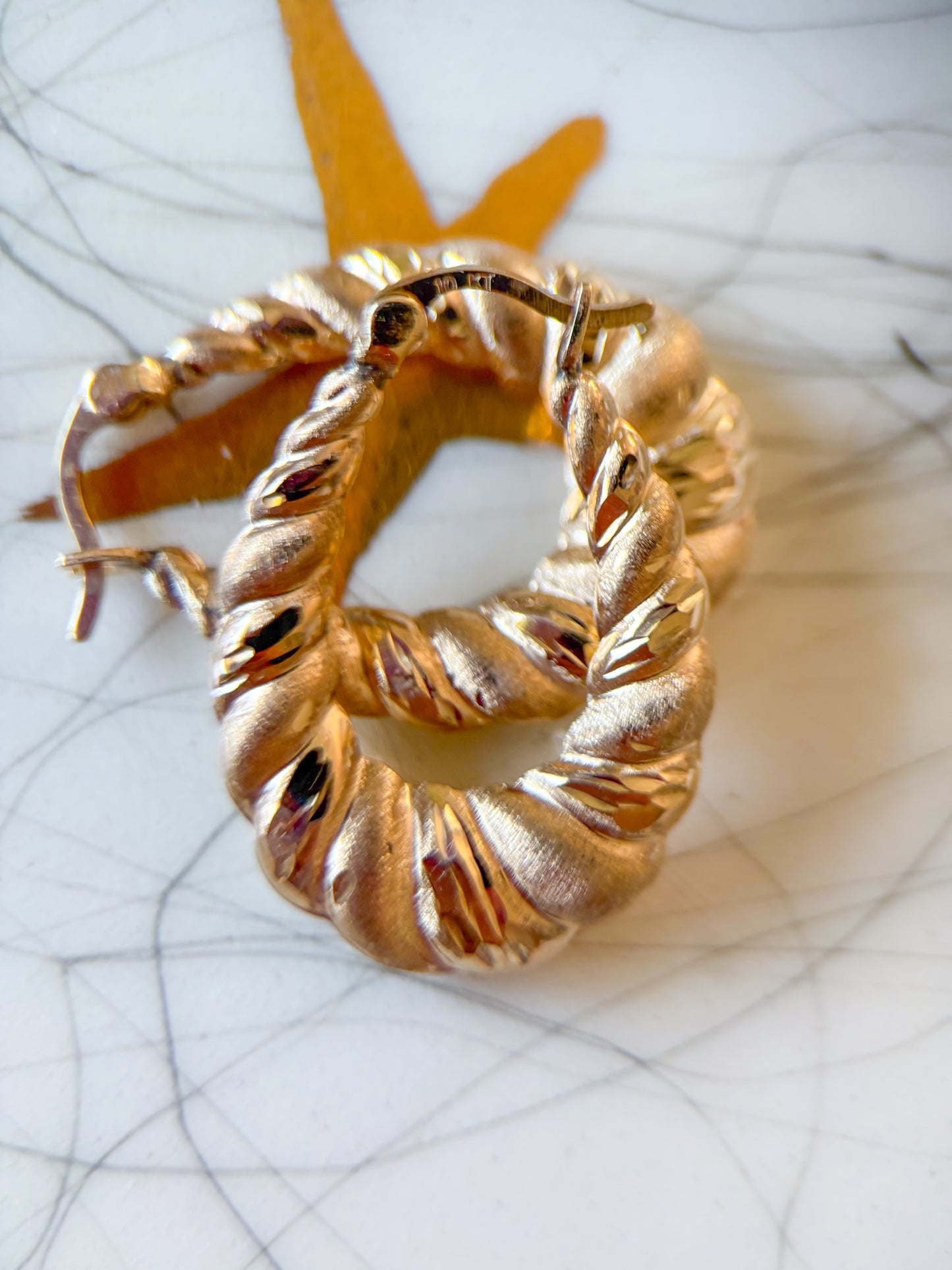 Vintage Scalloped 10k Yellow Gold Oval Hoop Earrings
