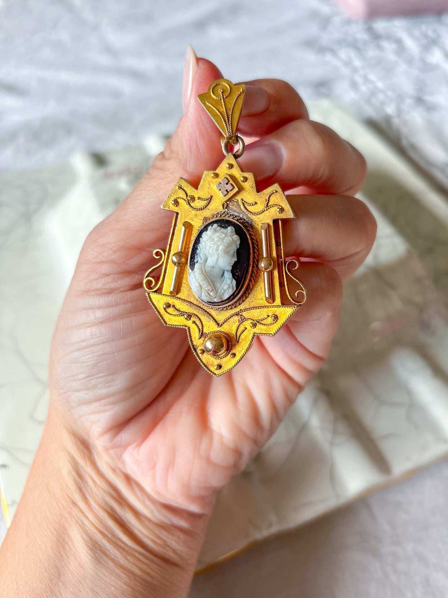 Antique 10k Yellow Gold Cameo Brooch