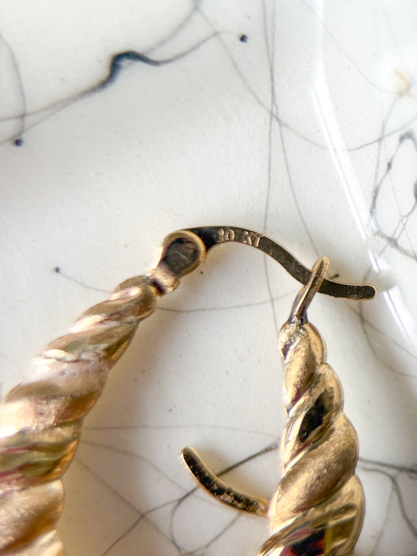 Vintage Scalloped 10k Yellow Gold Oval Hoop Earrings