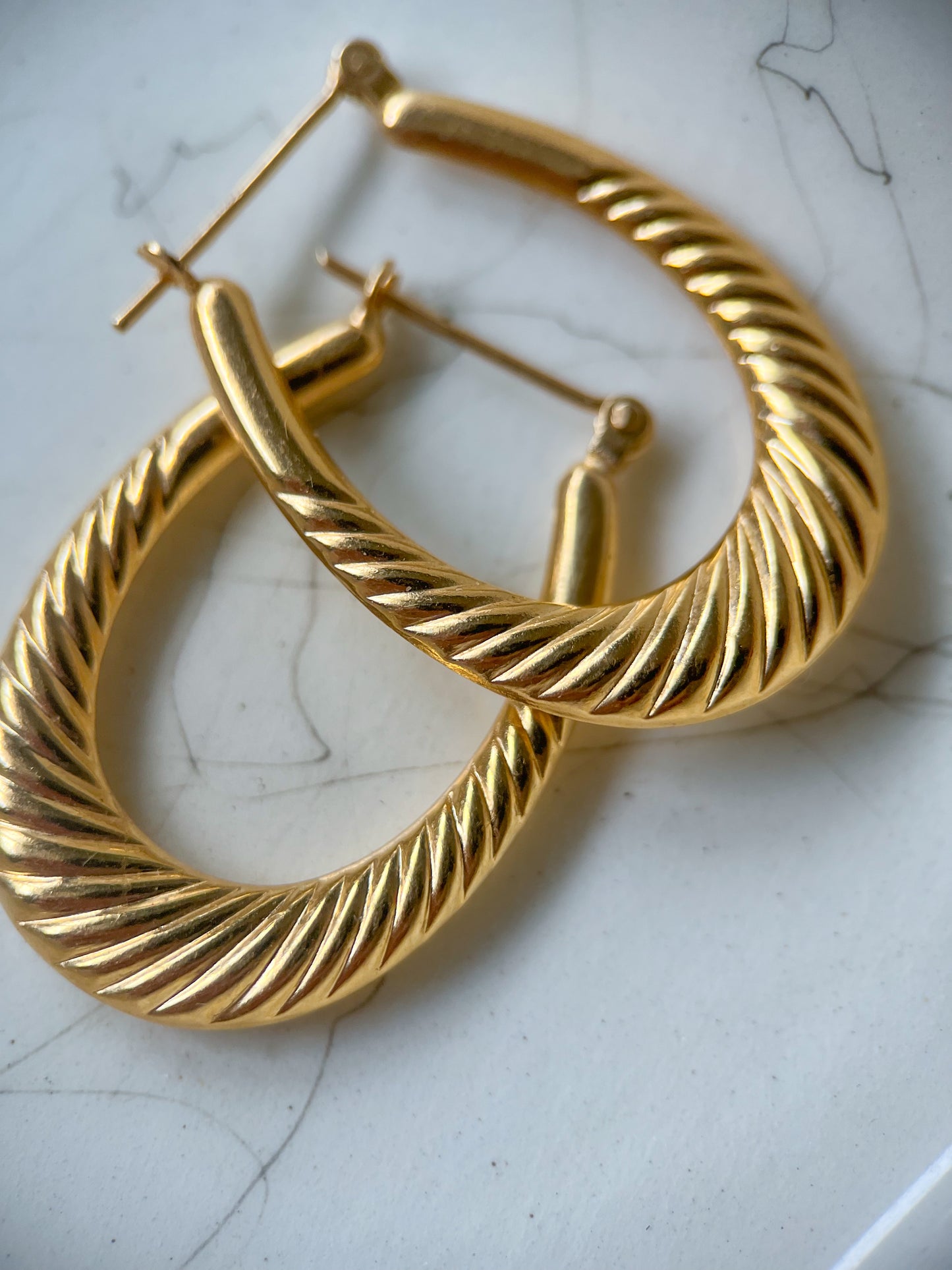 Vintage Oval Elongated Ribbed 14k Yellow Gold Hoop Earrings
