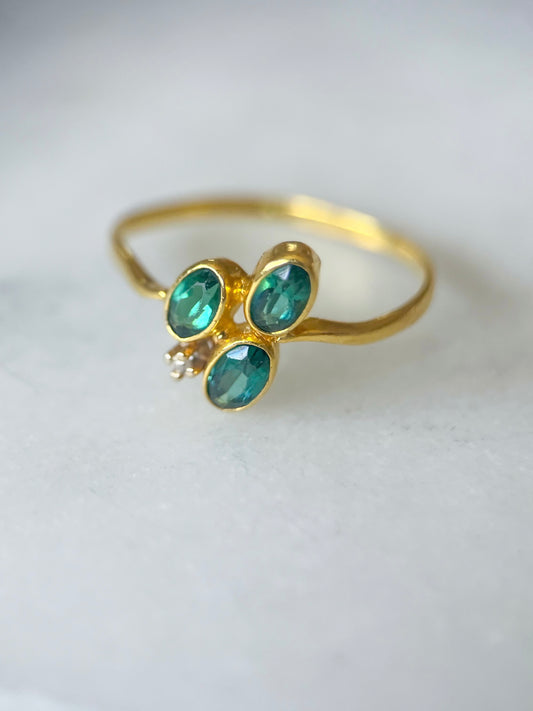 Vintage Oval Natural Emerald and Natural Diamond 18k Yellow Gold Ring