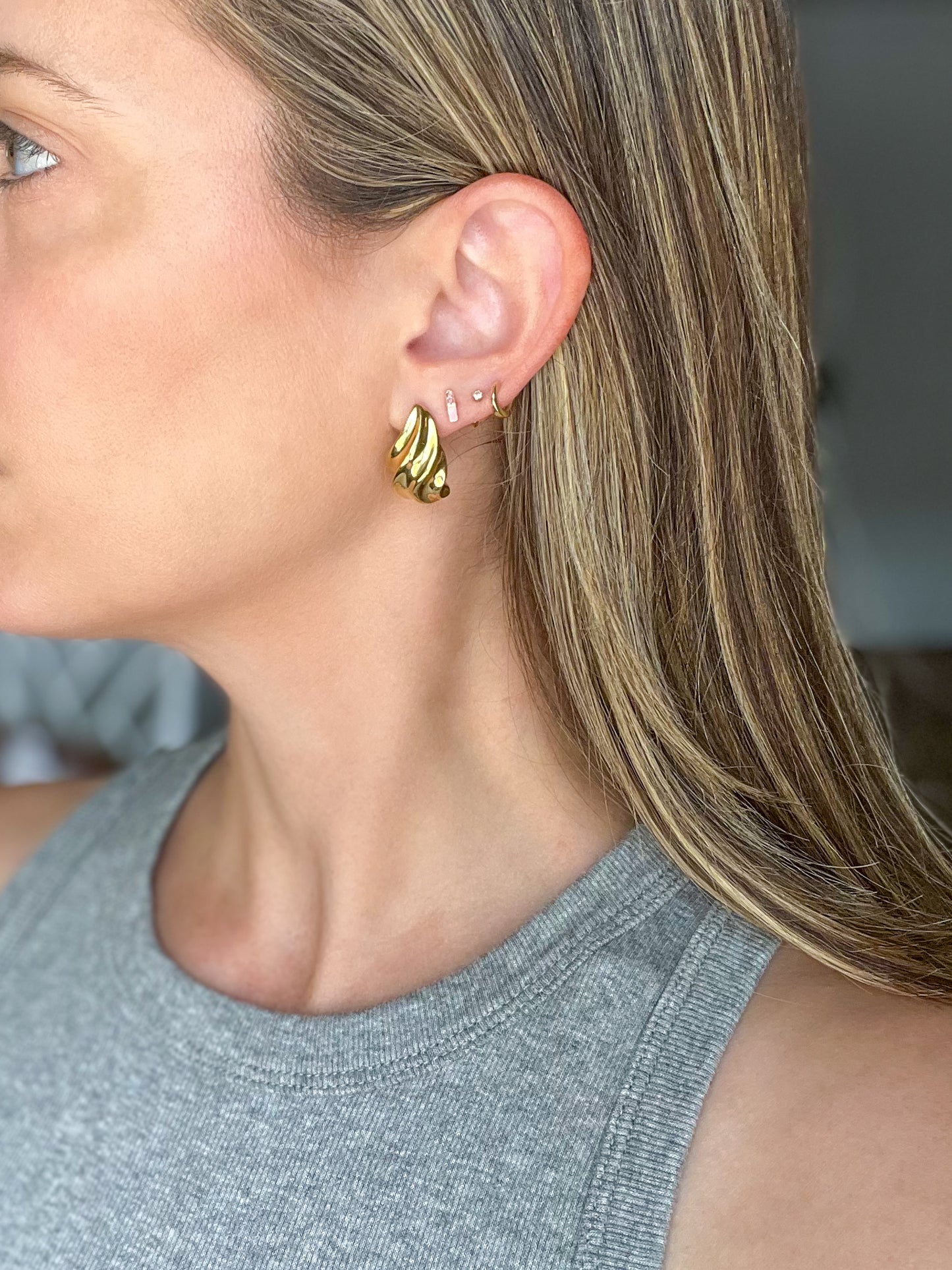 Vintage Puffy Ribbed Tear Drop 14k Yellow Gold Stud Earrings