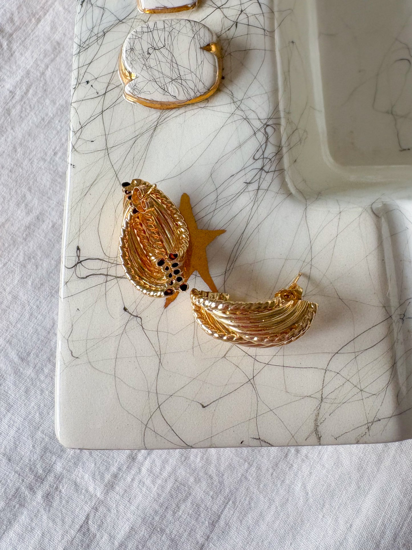 Vintage Large Shell 14k Yellow Gold Stud Earrings