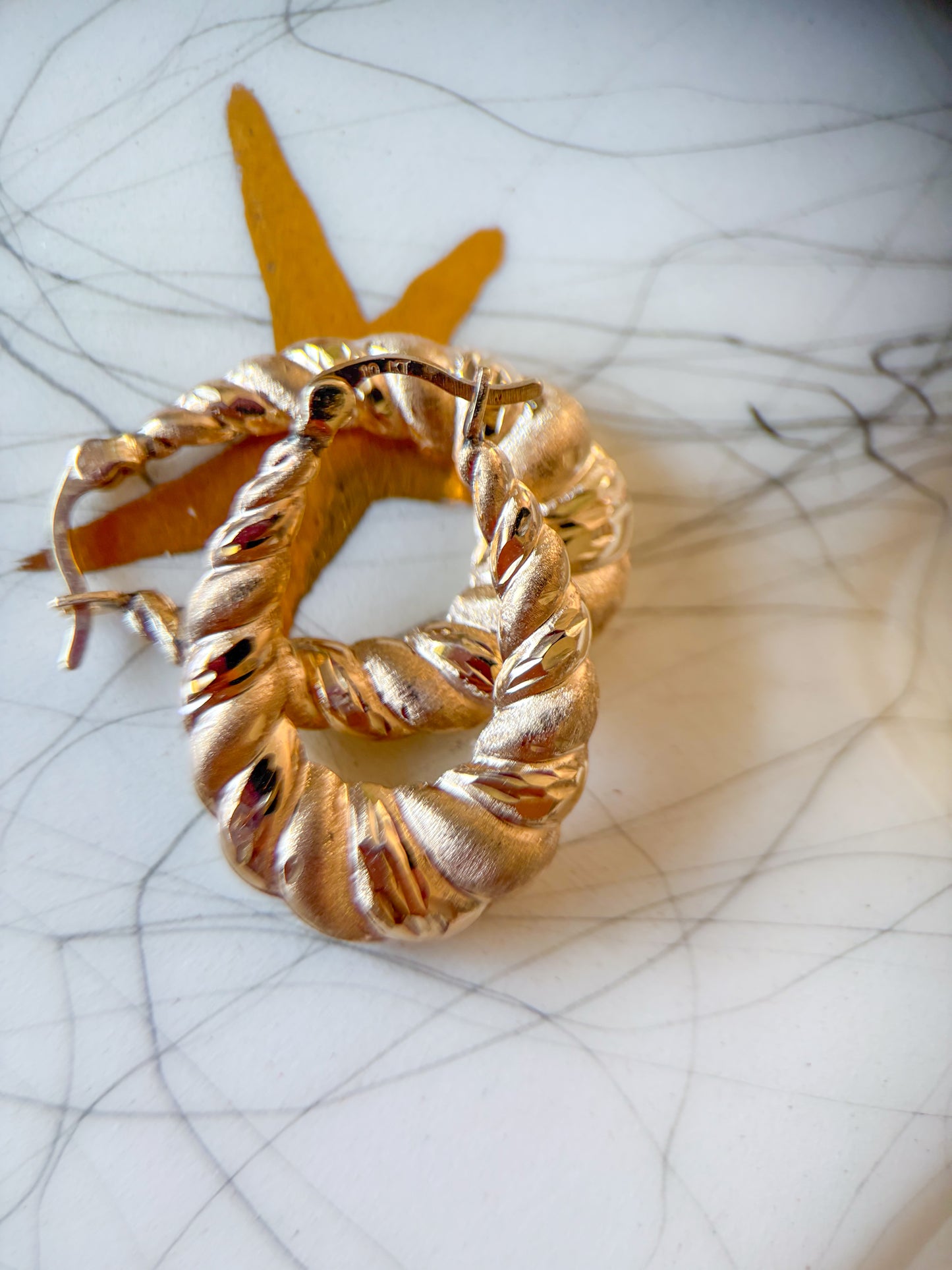 Vintage Scalloped 10k Yellow Gold Oval Hoop Earrings