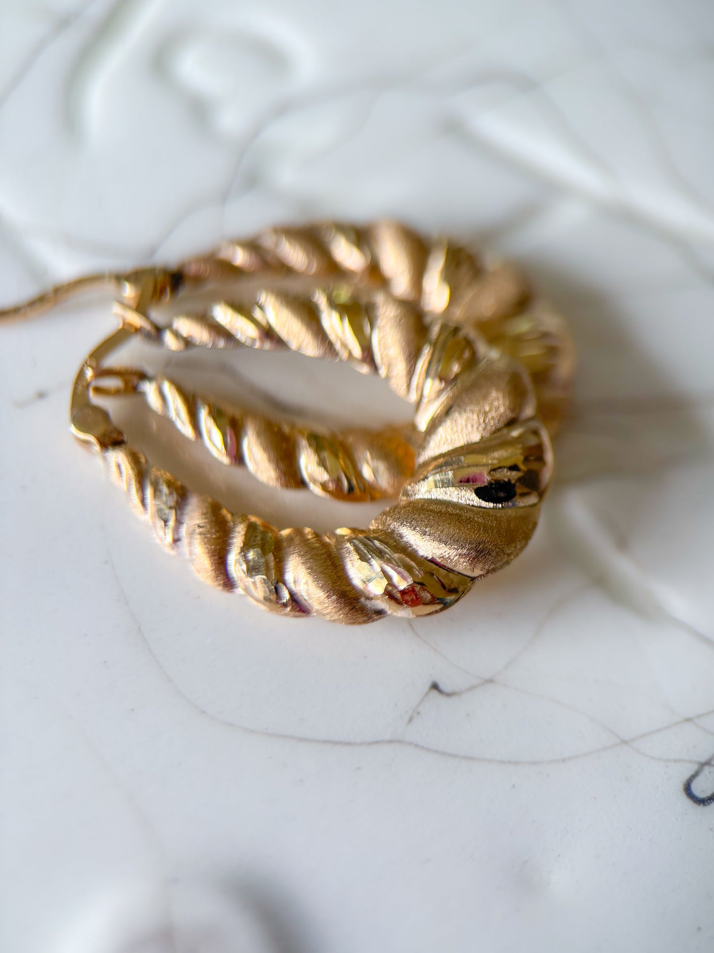Vintage Scalloped 10k Yellow Gold Oval Hoop Earrings