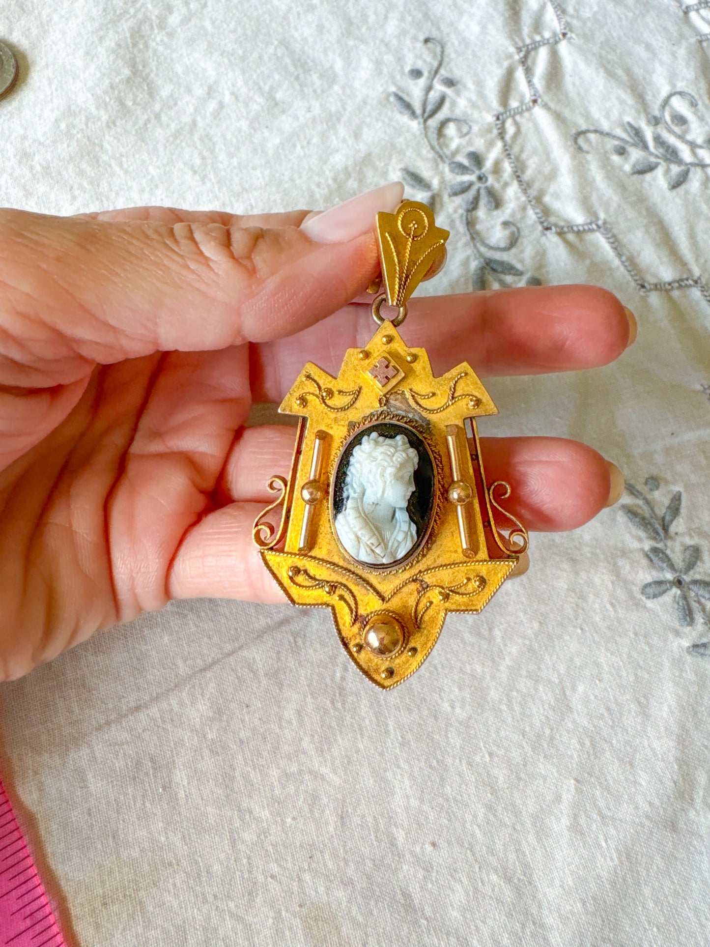Antique 10k Yellow Gold Cameo Brooch
