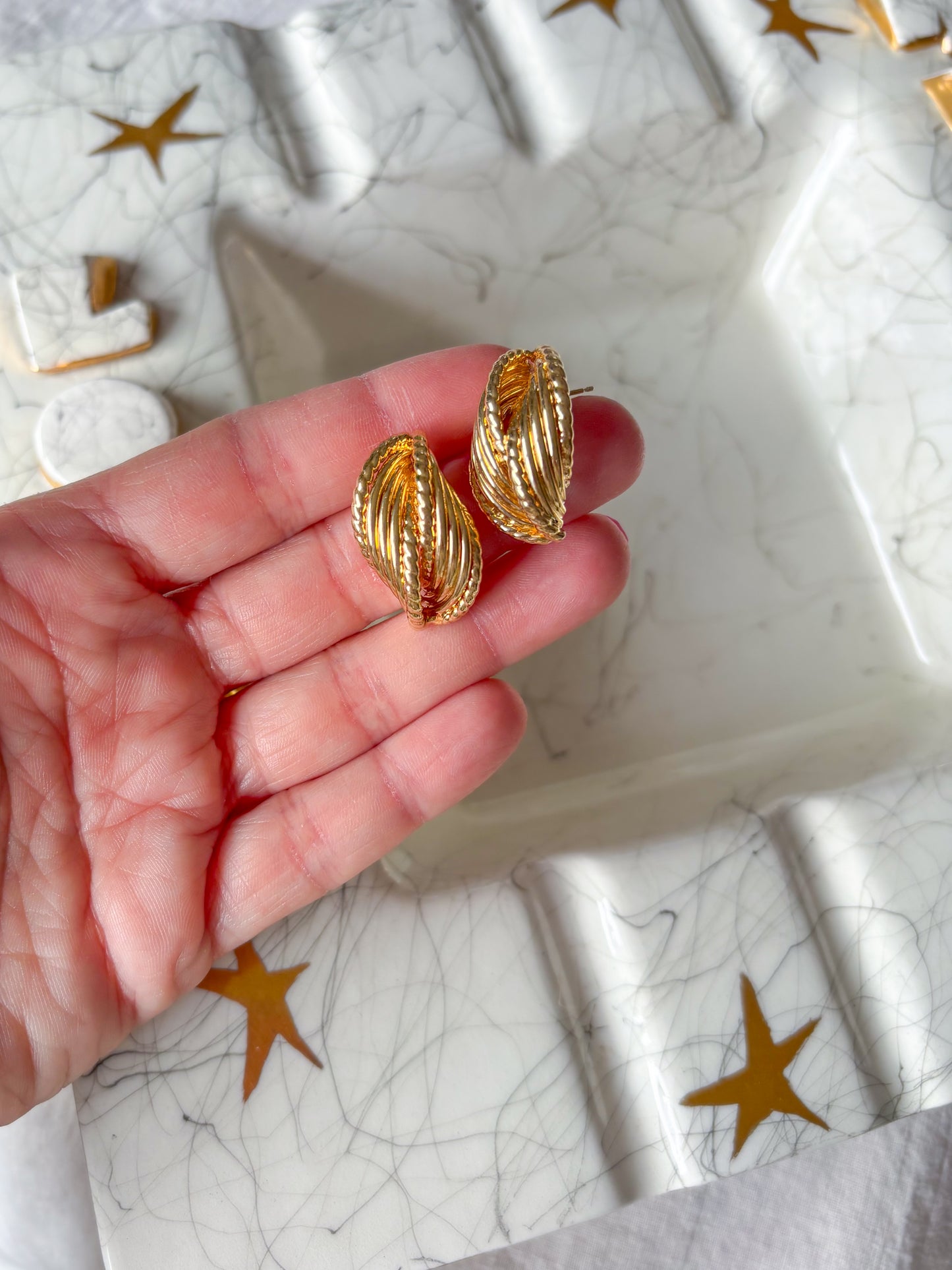 Vintage Large Shell 14k Yellow Gold Stud Earrings