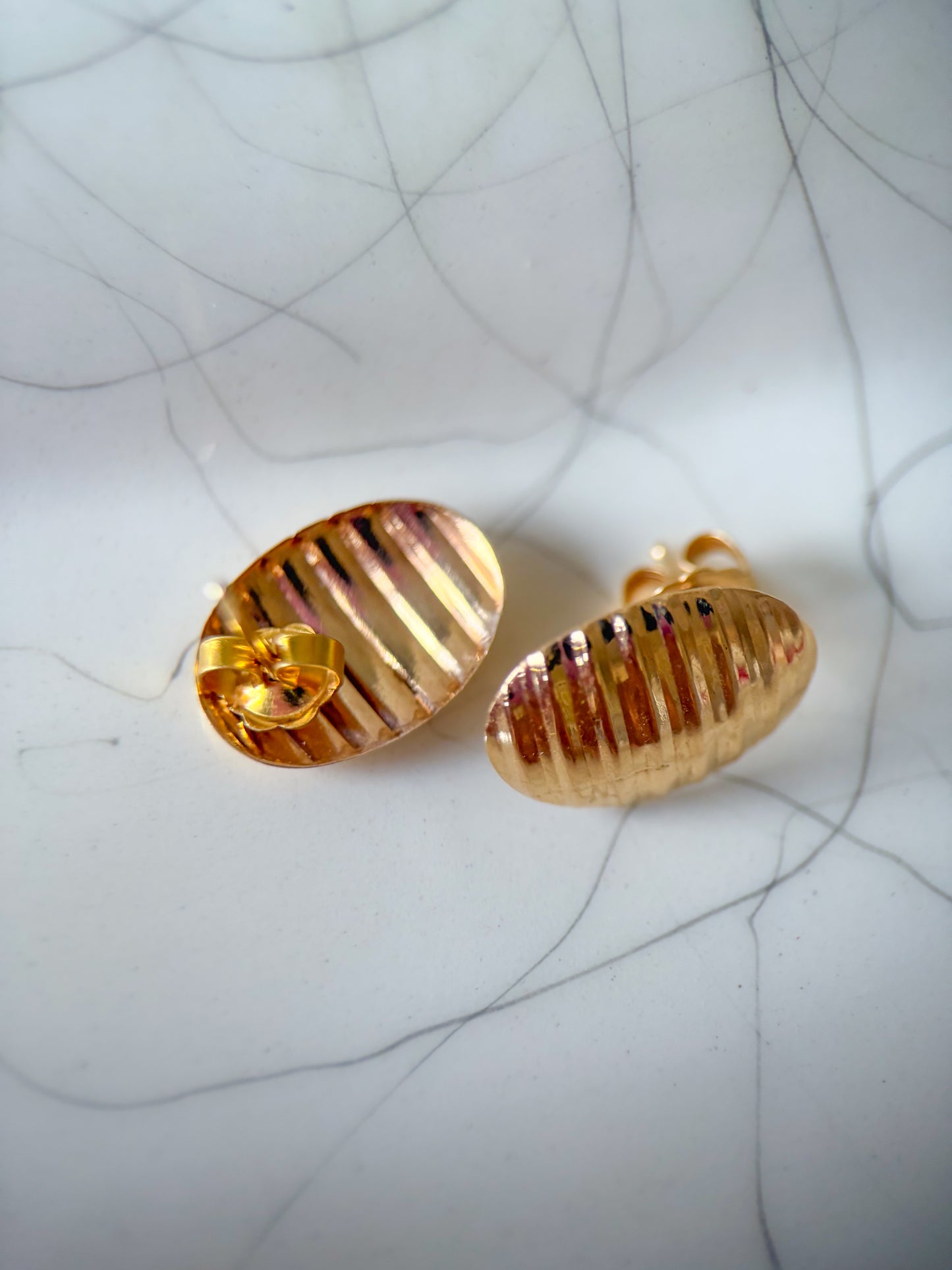 Vintage Oval Ribbed Stud 14k Yellow Gold Earrings