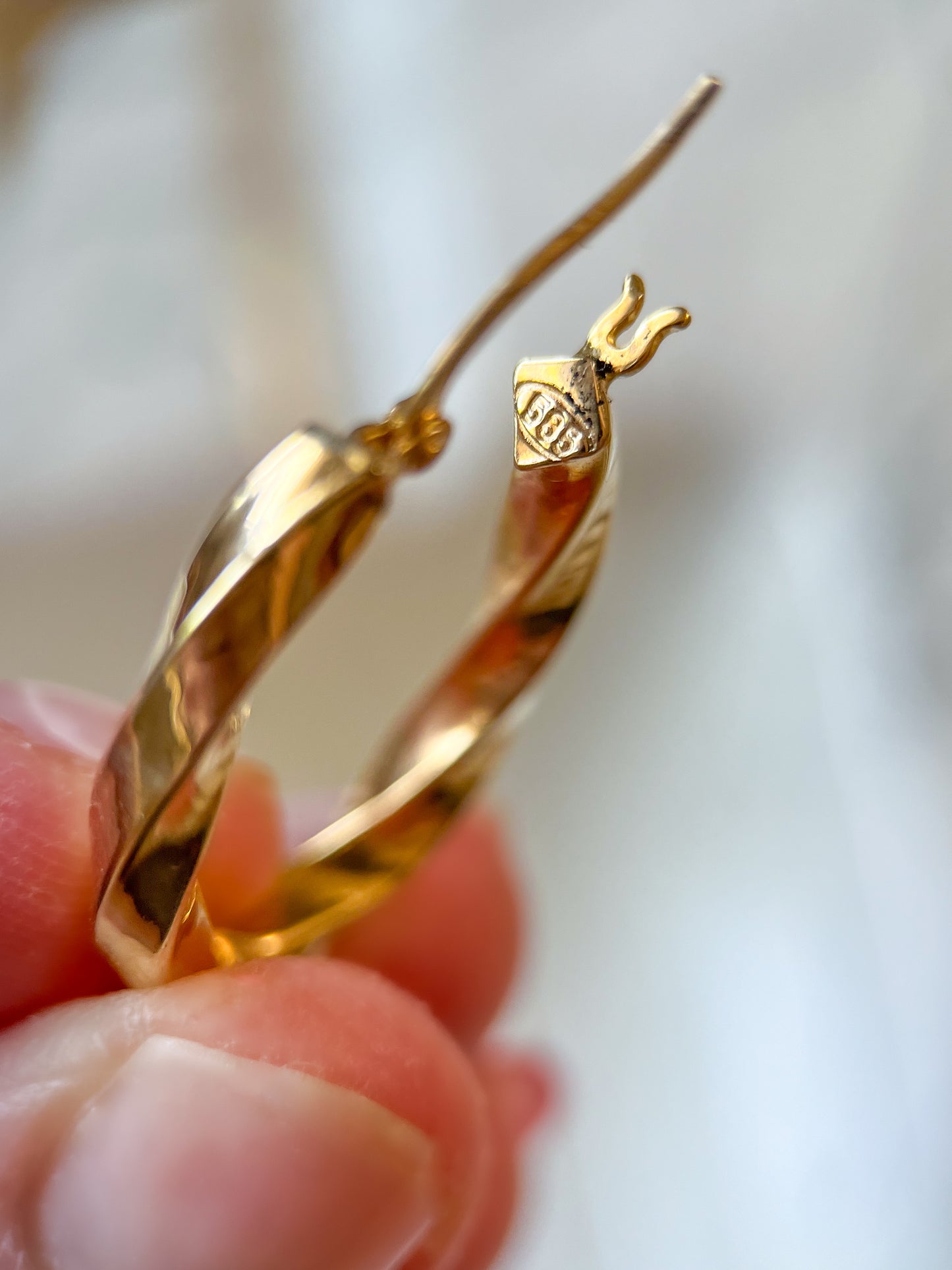 Vintage Oval Twisted 14k Yellow Gold Hoop Earrings