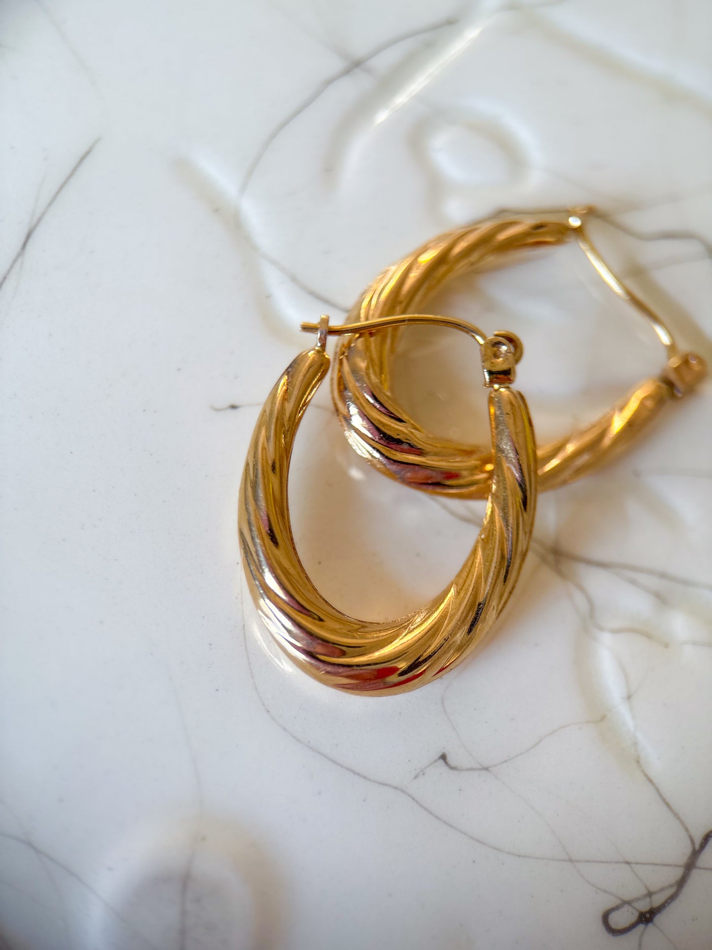 Vintage Twist 10k Yellow Gold Oval Hoop Earrings