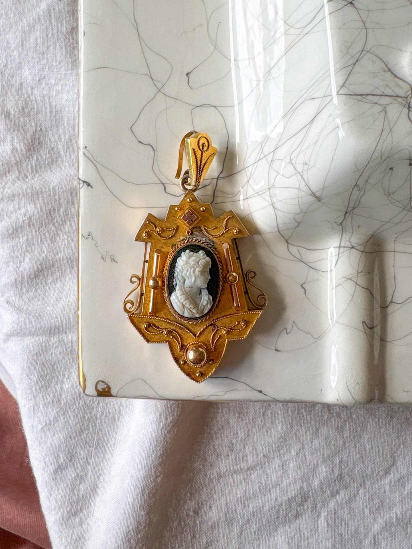 Antique 10k Yellow Gold Cameo Brooch