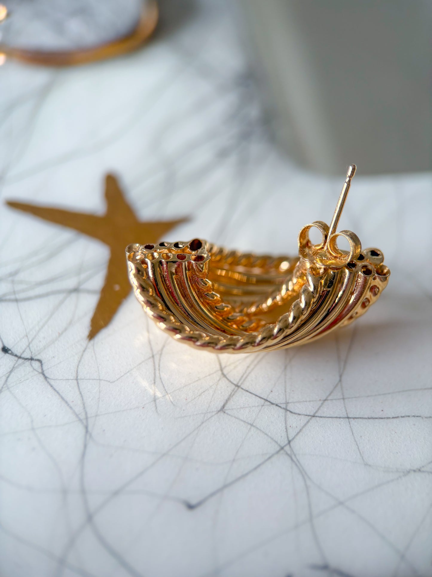 Vintage Large Shell 14k Yellow Gold Stud Earrings